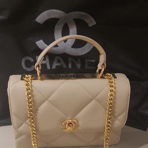 Cream Quilted Top Handle Chain Bag – Elegant Designer Style – New. Logo Chanel.